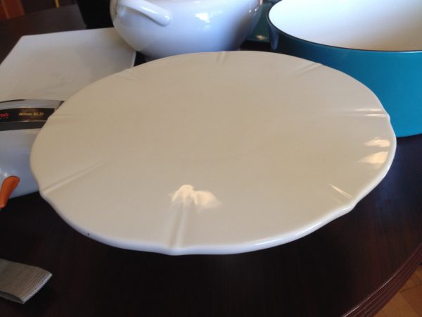 Linens & Things White Ceramic Cake Platter: 9,331 ppm Lead.