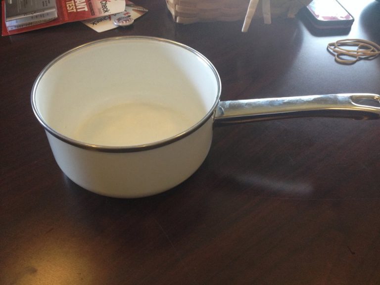 #Leaded: Vintage Unmarked White Enamel Cooking Pot