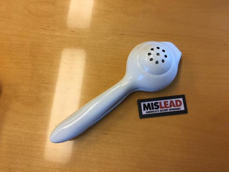 White painted Pampered Chef hand juicer / citrus press (c. 2007): 552 ppm Lead (90 is unsafe for kids).