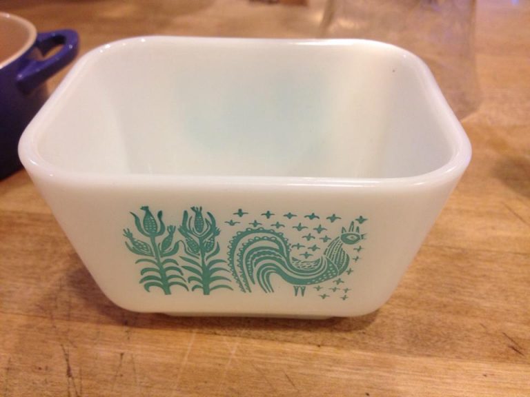 #Leaded: Vintage Turquoise Butterprint Pyrex Dish