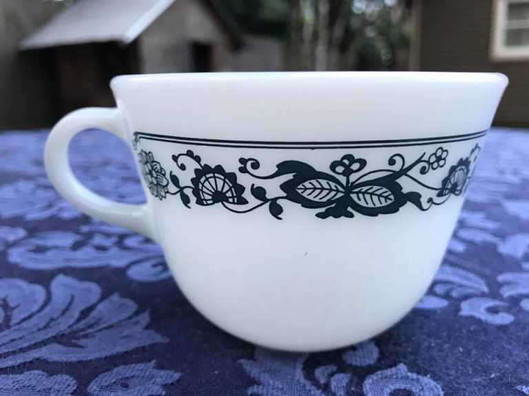 “Old Town Blue” Pattern Vintage Pyrex Tea Cup, c.1972 – 1982: 17,700 ppm Lead [90 ppm is unsafe for kids.]