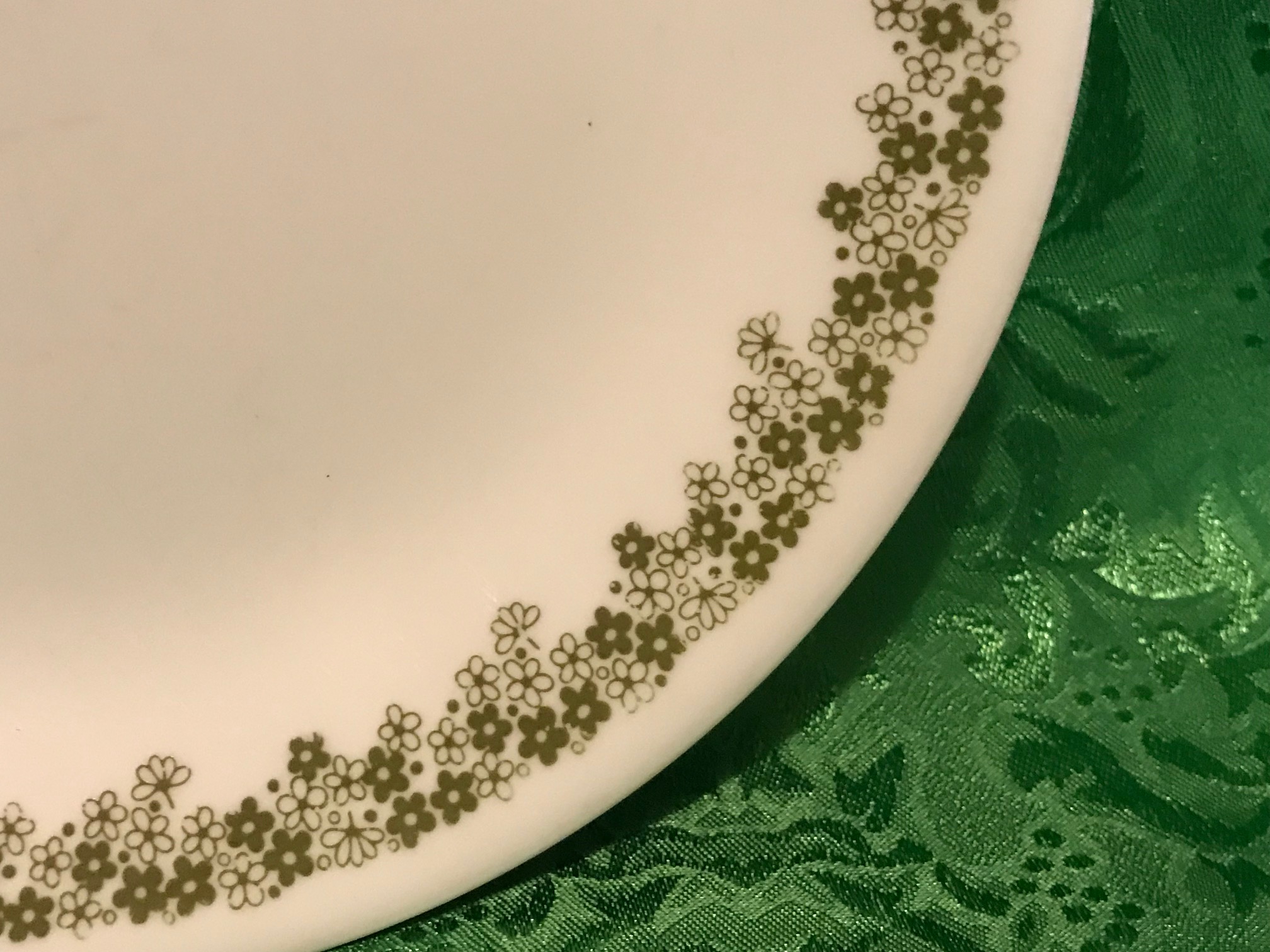 Corelle Plate With Crazy Daisy Spring Blossom Green Border Pattern: 15,200 ppm Lead + Cadmium