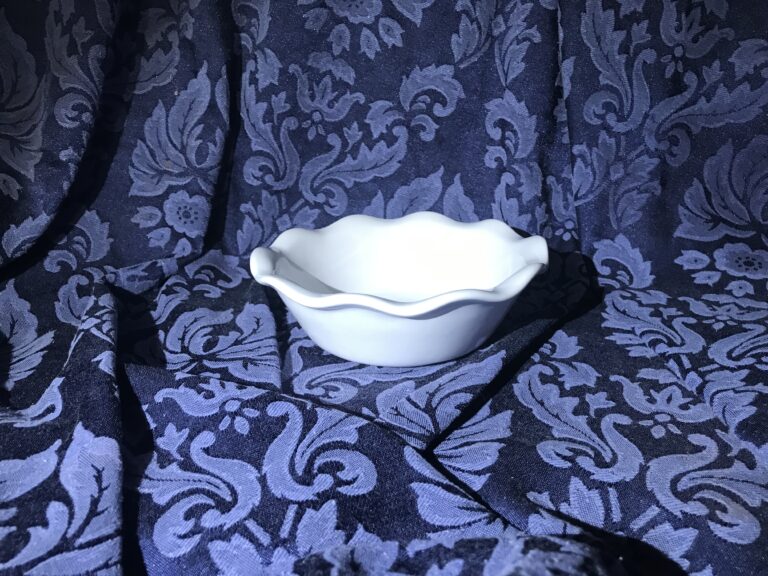 Emile Henry white glazed small pie dish, made in France: 125 ppm Lead (likely non-leaching.) Please click for details.