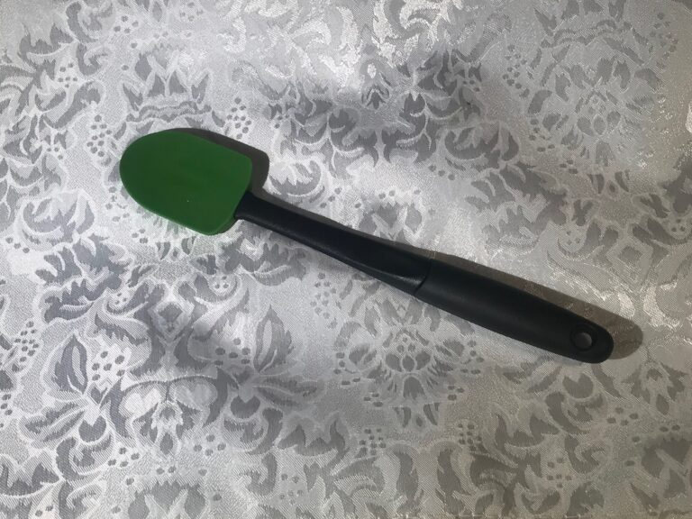 OXO green silicone spatula: 1117 ppm Lead (90 is unsafe) + 11 ppm Cadmium in the food-contact surface. I avoid this brand.