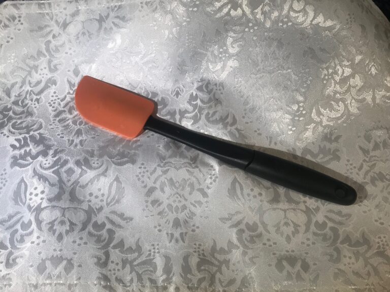 OXO orange silicone spatula: 489 ppm Lead + 16 ppm Cadmium in the food-contact surface. I avoid this brand.