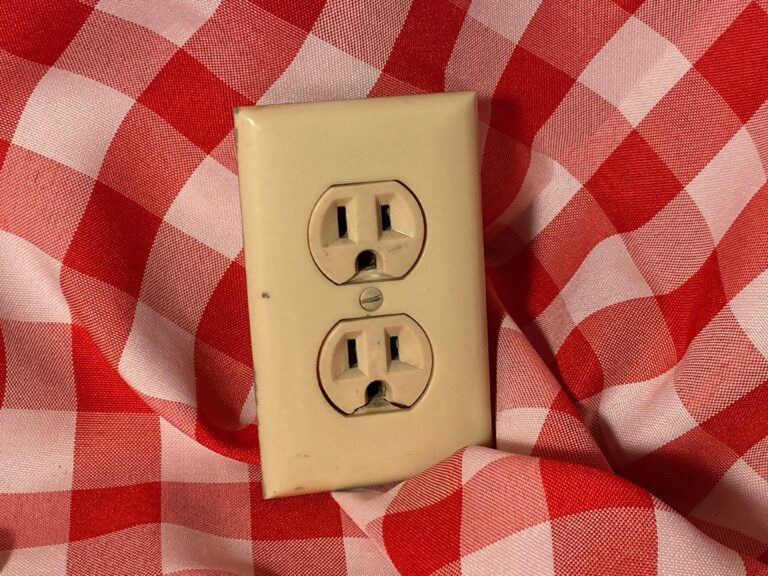 Vintage cream colored Sta-Kleen Slater electrical outlet (USA): 12 ppm Arsenic (but no Lead in the plastic!)