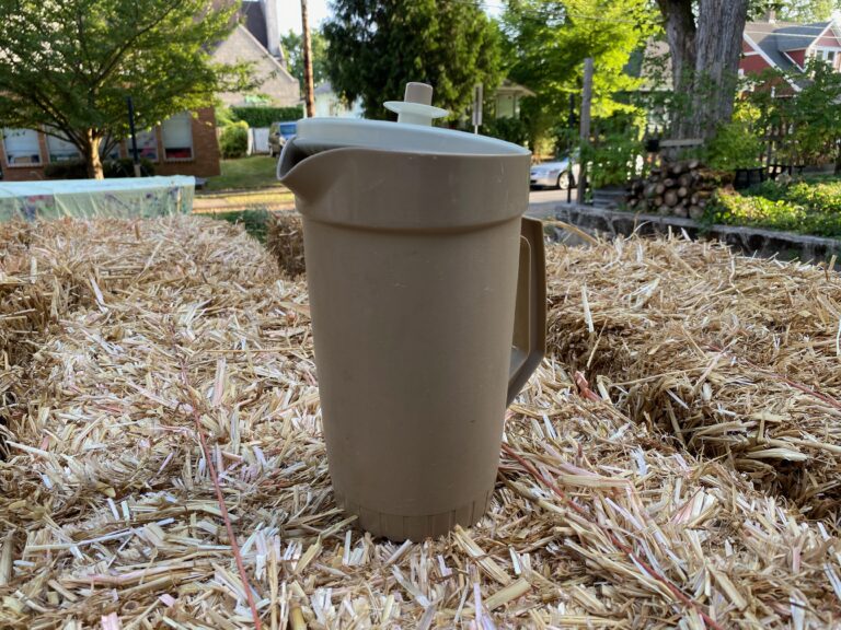 Vintage (c. 1991?) tan / brown Tupperware juice pitcher: 846 ppm Lead + 77 ppm Arsenic.