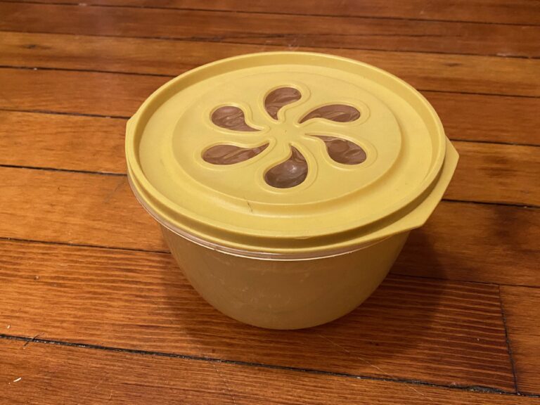 Vintage (c. 1990s) Rubbermaid plastic container with yellow lid: 577 ppm Lead + 27 ppm Cadmium + 76 ppm Arsenic.