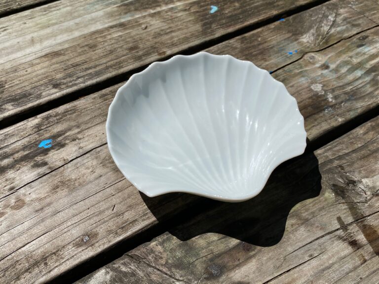 Small scallop shell shaped dish: Lead-free. Trace Cadmium (within “safe” levels) on the food surface.