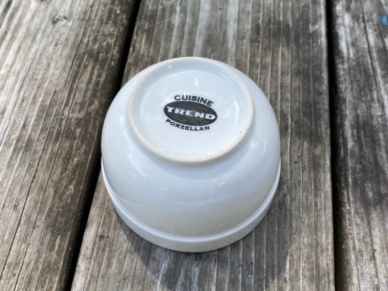 Cuisine Trend Porzellan white ceramic custard cup: 20,800 ppm Lead in the black logo on the bottom of the cup