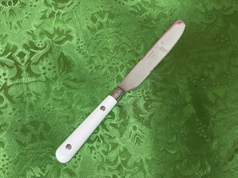 Le Prix China Stainless Dinner Knife with Plastic Handle: Lead-Free, Cadmium-Free, Mercury-free.