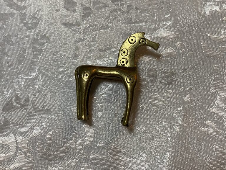 Vintage Costume Jewelry Golden/ Brass Horse Pin: 34,400 ppm Lead (90 ppm & up is unsafe for kids)