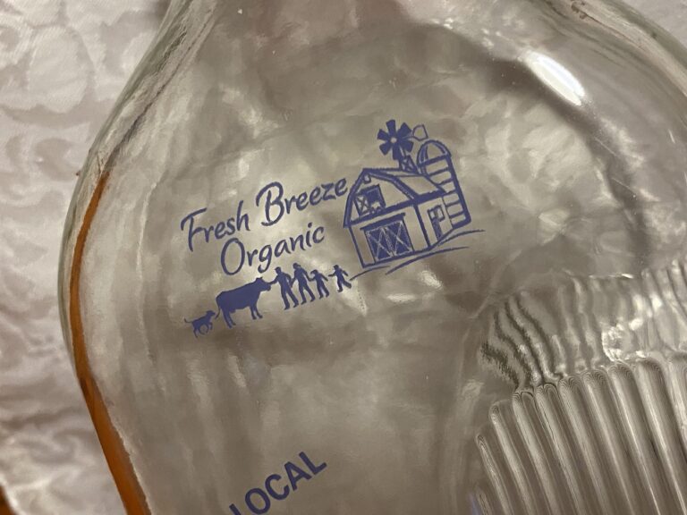 Washington Fresh Breeze Organic Glass Reusable Stan Pac Milk Bottle with Blue Lead Paint: 13,400 ppm Lead + 193 ppm Cadmium.