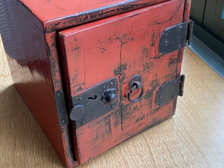 Red antique Chinese (?) box with MERCURY-based paint! 17,000 ppm Mercury! This is very dangerous! (I learn new things every day!)