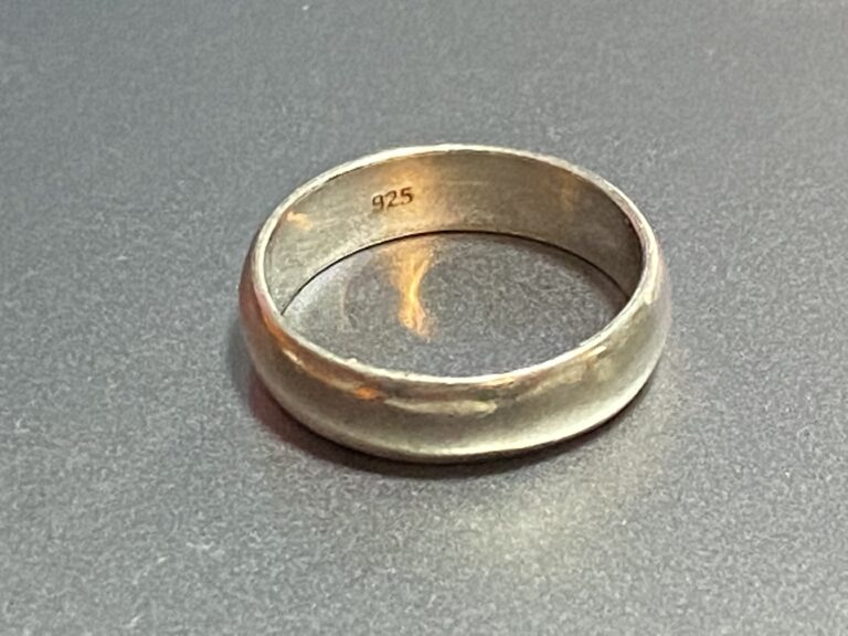 Sterling silver wedding band style ring: 938,700 ppm Silver & 52,000 ppm Copper (+ Tin, Vanadium & Barium.)