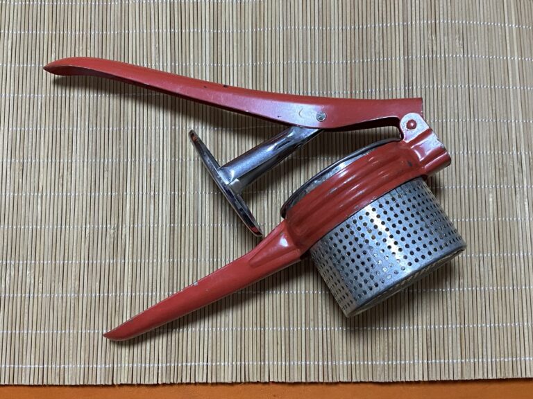 Your grandmother does not want you poisoning your kids in her memory — chuck grandma’s toxic kitchenware! Vintage / antique metal potato ricer with red Lead-painted handles: >12% Lead!