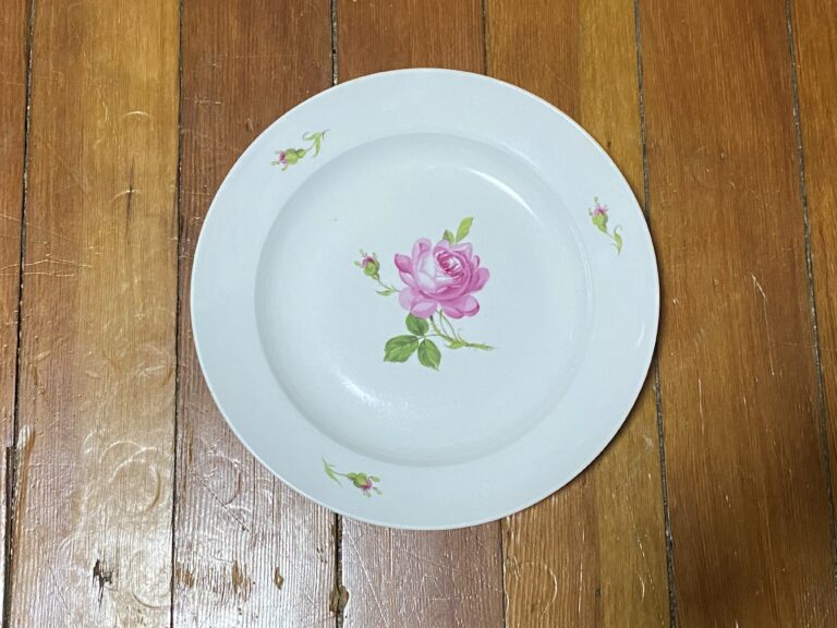 Floral design / rose print vintage porcelain dinner plate: 4,918 ppm Lead on the center of the food surface (90 ppm & up is unsafe for kids.)