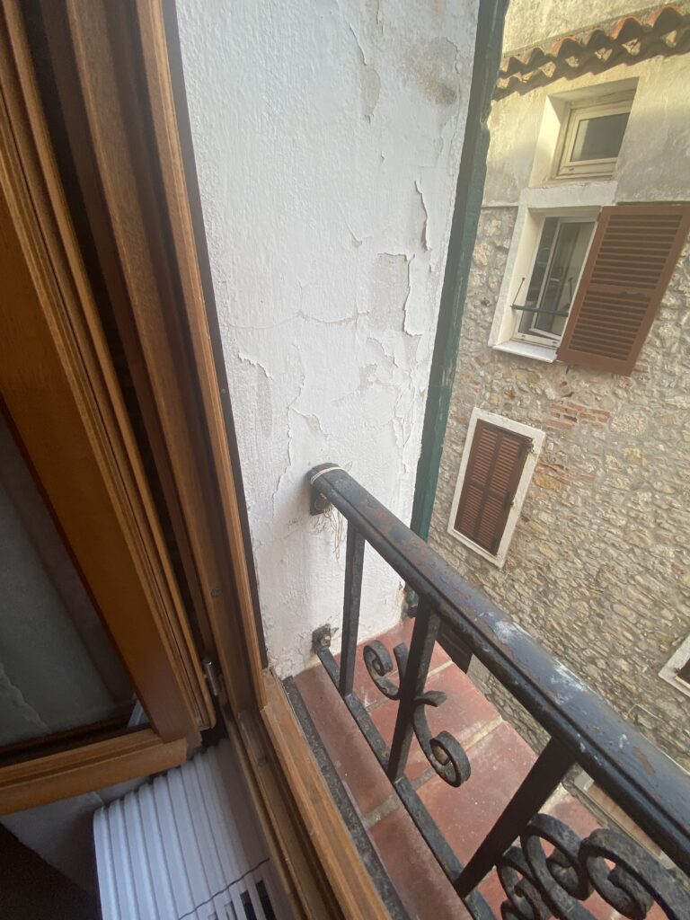 FRANCE: White paint on exterior (stucco / concrete) window surround on 500+ year old French building (Antibes): 61 ppm Lead (safe by all standards, NOT Lead paint!)